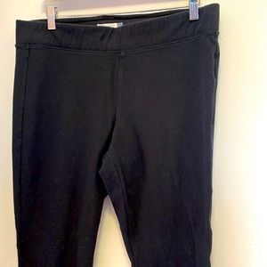 Black stretchy leggings.
